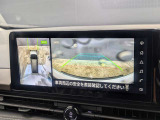 大型画面に映し出される、クルマを上空から見下ろしたような映像。狭い場所での駐車や後退時も周囲の状況をひと目で確認でき、安心感のある運転をサポートする便利な機能です。
