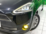 【LEDヘッドライト】悪天候や夜間走行時も良好な視界を確保し安心して運転できる高輝度LEDヘッドライトを装備!点灯速度が早く、消費電力も抑えられています。