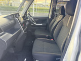 シンプルで機能的なデザインの運転席。視認性の高いメーター類や、使いやすい操作系が、ドライバーをサポートします。快適な運転環境です。
