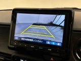 リバースギアに入れるだけで後方の表示へ切り替わります。夜間や雨の日の駐車も楽になりますよ。