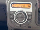 【オートエアコン】一度お好みの温度に設定すれば、車内の温度を検知し風量や温度を自動で調整。暑い&hellip;寒い&hellip;と何度もスイッチ操作をする必要はありません。快適な車内空間には必須の機能ですね♪