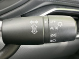 操作しやすい位置に配置されたウインカーレバー。スムーズな操作で、安全な車線変更をサポートします。オート機能で快適な運転を支援。