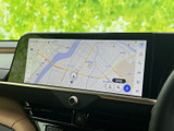高精細なディスプレイが、目的地までスムーズなナビゲーションをサポート。運転に集中しながら、確実なルート案内を受けられます。