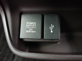 【POWEROUTLET】12V電源ソケットを設置しております。周辺機器の充電にご利用頂けます。便利なUSBジャックも付いています。