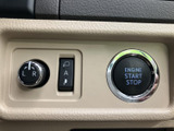 様々な情報を表示できるモニター画面。車両の状態や設定などを確認できます。運転に必要な情報を一目で確認できます。