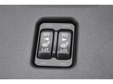 運転席と助手席にシートヒーターが付いています。