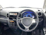 運転席まわりです。 各操作スイッチは使いやすい位置に配置されてます。