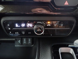 運転席からも手が届きやすく、操作しやすい空調コントロールパネル。オートエアコンなので操作の煩わしさが無くオールシーズン快適にドライブできます。快適空間で運転に集中できますね。
