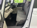運転席からの視界は広く、運転操作もスムーズに行えます。快適なドライビングをサポートする、機能的な空間です。