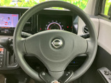 握りやすい形状で、操作性も良好。運転中の疲れを軽減し、快適なドライビングを実現します。手に馴染むステアリングを体感してください。