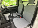 運転しやすいシンプルなシート配置。操作系の位置も適切で、快適なドライビングをサポートします。日常の使い勝手を考慮した設計です。