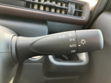 操作しやすい位置に配置されたウインカーレバー。直感的な操作感で、安全な車線変更をサポートします。日常の運転をより快適にする、実用的な装備です。