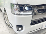 【LEDヘッドライト】悪天候や夜間走行時も良好な視界を確保し安心して運転できる高輝度LEDヘッドライトを装備!点灯速度が早く、消費電力も抑えられています。
