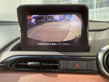 カラーで後方映像をモニターに映し出してくれるので、ショッピングモールのような狭い駐車場であったとしても障害物を見つけ、楽々駐車することができますね。