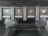 運転席・助手席の窓開閉だけでなく、悪路走行や坂道での運転をサポートする先進機能スイッチを手元中央にまとめた機能的なレイアウトです。