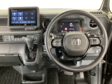 【ハンドル】運転にかかわる様々な操作を安全に行えるように視点移動が少なく操作性に配慮されたスイッチ類が凝縮されたコックピットです。