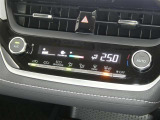 【オートエアコン】車内温度を感知して自動で温度調整をしてくれるのでいつでも快適な車内空間を創り上げます!どの席に座っても快適なドライブが楽しめます♪