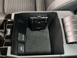 アクセサリーソケットや、携帯の充電などに便利な充電用USBポート(USB Type-C)を装備!車内にあると便利なアイテムのひとつですね