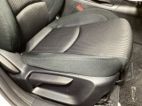 運転席にはドライバーの体型や好みに応じて前後方向だけでなく、高さの調整ができるシートリフターを装備!