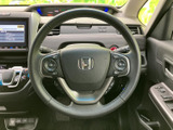 握りやすいステアリング形状で、快適な運転操作をサポート。操作性も高く、スムーズなドライビングが可能です。