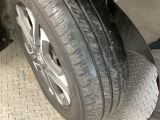 安全に走行するためには空気圧の確認をはじめ溝の深さ、ひび割れの等の点検が必要です。点検時に交換が必要と判断した場合は交換いたします。