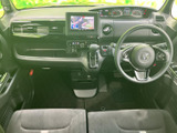 運転席からの視界は広く、運転操作もスムーズに行えます。上質な素材が、快適なドライブを演出します。