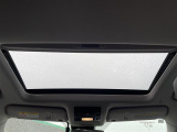 【 サンルーフ 】屋根からの自然光が差し込むことで、閉鎖的な車内が明るく開放的な空間に変わります♪