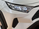 【3灯式LEDヘッドランプ】 メッキ加飾で外周を囲み、上端に一直線に伸びるLEDクリアランスランプを配置☆シンプルなデザインが精悍さを引き立てます