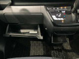 車検証入れになどにも使える便利な収納BOXあります。