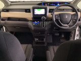 車内は光触媒抗菌消臭施工済です。インパネ周りはスタイリッシュなデザインで機能や装備も充実しています。グローブボックスやカップホルダーのほかにトレーなどたくさんの収納スペースが付いています。
