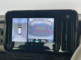 【全方位型モニター】クルマを上空から見下ろしているかのように、直感的に周囲の状況を把握できる全方位型モニター。狭い場所での駐車でも周囲が映像で確認できます。