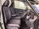 フロントは運転席と助手席が別々の広々としたセパレートシートです、運転席は、高さを調整できるハイトアジャスター付きです。