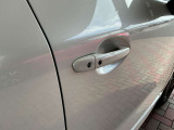 スマートキーを所持している状態でロックボタンを押すと、車両すべてのドアの解錠や施錠を行うことが出来ます。