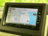鮮明な地図表示で、運転に集中しながらもスムーズなナビゲーションを実現。細部まで確認できるので、初めての道でも安心です。渋滞情報も確認でき、最適なルートを選択できます。
