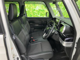 広々とした室内空間が魅力的な運転席。ゆったりと座れるシートと、見やすいインパネが快適な運転をサポートします。長距離ドライブも疲れにくく、おすすめです。