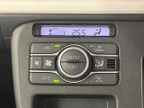 【オートエアコン】一度お好みの温度に設定すれば、車内の温度を検知し風量や温度を自動で調整。暑い&hellip;寒い&hellip;と何度もスイッチ操作をする必要はありません。快適な車内空間には必須の機能ですね♪