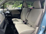 運転席からの視界は広く、運転操作がしやすい配置です。ステアリングやペダルの操作性も良好です。
