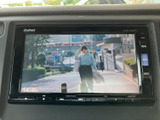 停車中にTVや動画コンテンツを楽しめます。休憩時間や待ち時間に、リラックスした時間を過ごせるのが魅力です。快適な空間を提供します。