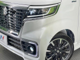 【LEDヘッドライト】悪天候や夜間走行時も良好な視界を確保し安心して運転できる高輝度LEDヘッドライトを装備!点灯速度が早く、消費電力も抑えられています。