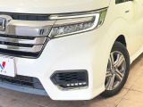 【LEDヘッドライト】悪天候や夜間走行時も良好な視界を確保し安心して運転できる高輝度LEDヘッドライトを装備!点灯速度が早く、消費電力も抑えられています。