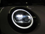 LEDオートヘッドライトを搭載しております。前方を非常に明るく照らす事ができ夜間走行時に重宝します。