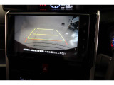 【バックモニター】 車庫入れ時など、後ろが確認できて安心です。運転に自信がない方にはおすすめの装備です。ただし、バック時目視での確認も忘れずに。