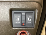 リアドアは乗り降りに便利な両側電動スライドドアです。また運転席に座っていながらスイッチ操作で自在にスライドドアを開け閉めできます。