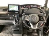 【ハンドル】運転にかかわる様々な操作を安全に行えるように視点移動が少なく操作性に配慮されたスイッチ類が凝縮されたコックピットです。