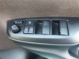 電動格納式ドアミラー付き。 狭い駐車場へ停めた時に、ボタン1つで左右のミラーをたたむ事ができます。