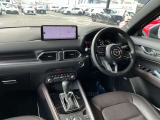 ドライバーが心に余裕をもって運転に集中できること、助手席や後席からもすっきりと前を見通せる空間の起点となり、全員が安心してドライブを楽しめることをモットーにシンプルなレイアウトとなっています。