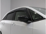 電動格納ミラーになっておりますので、車内からミラーの角度の調節、開いたり・格納ができて便利です♪