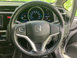 握りやすい形状で、運転操作を快適にします。オーディオやハンズフリー通話などの操作もステアリングから可能。運転に集中できます。