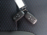 電子キーをポケットやカバンに入れているだけで、ドアの開錠・施錠が行えます。荷物を抱えていてもラクラク開閉です。エンジン始動も行えます。