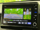 後方モニターで周囲の状況をしっかり確認でき、駐車時の安全性を向上させます。狭い場所でもスムーズな車庫入れが可能です。